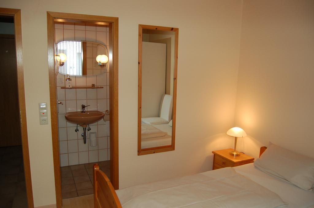 Hotel Adler Neulussheim Экстерьер фото