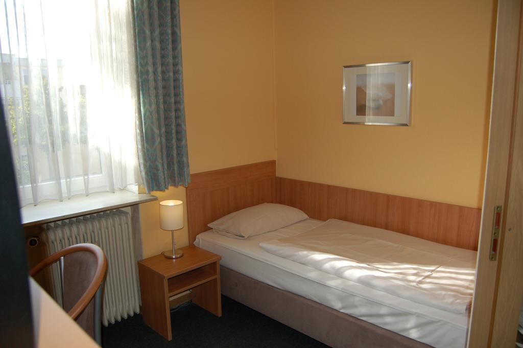 Hotel Adler Neulussheim Номер фото