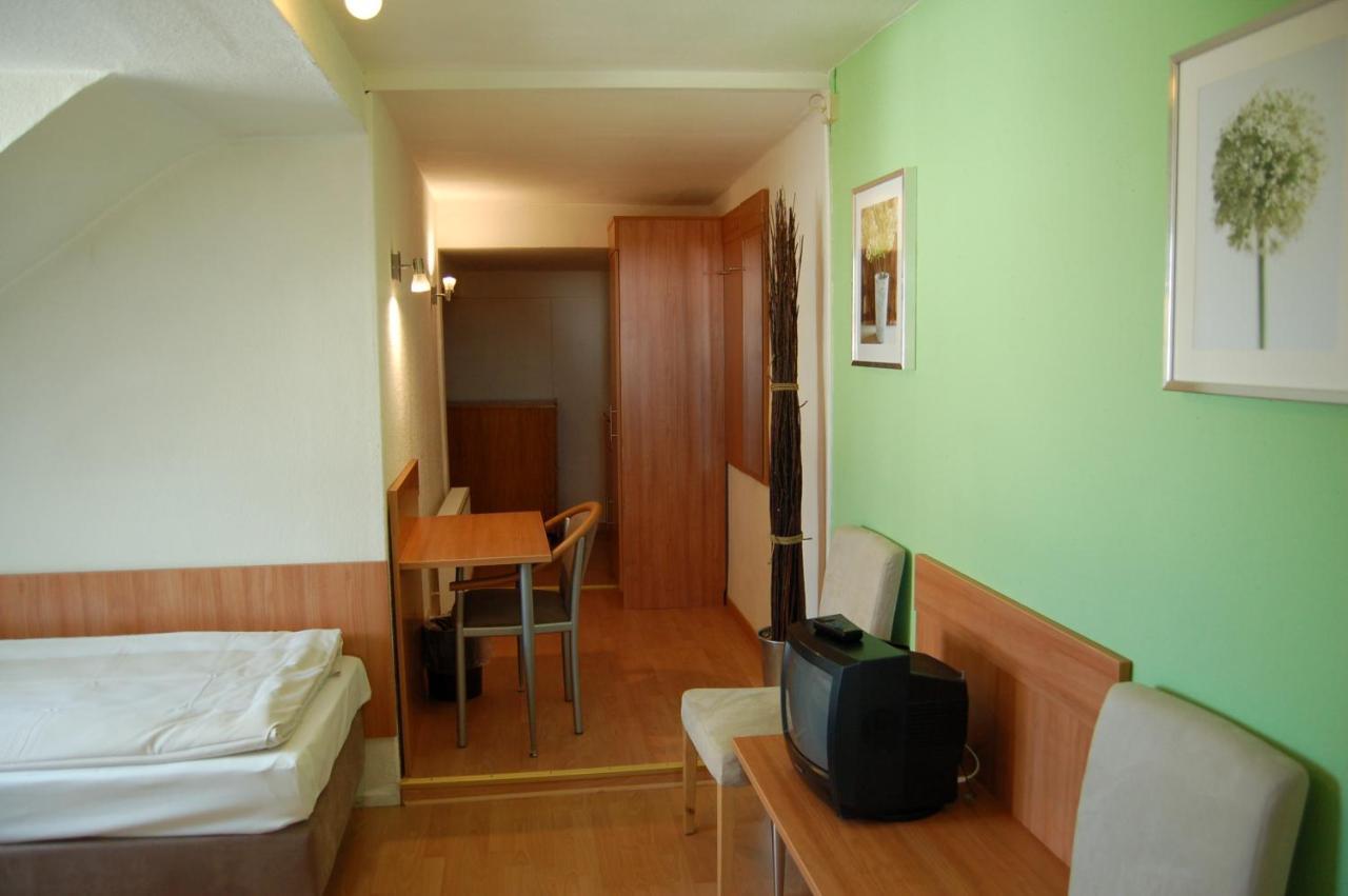 Hotel Adler Neulussheim Номер фото